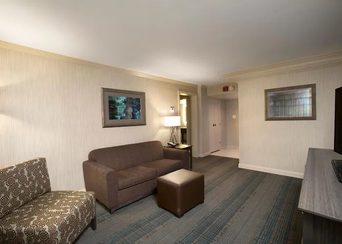 Dwtn-capitol Square By Ihg